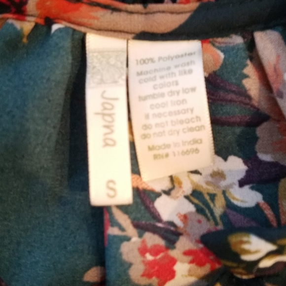 💚Flowy cold shoulder blouse💚 - Picture 3 of 3